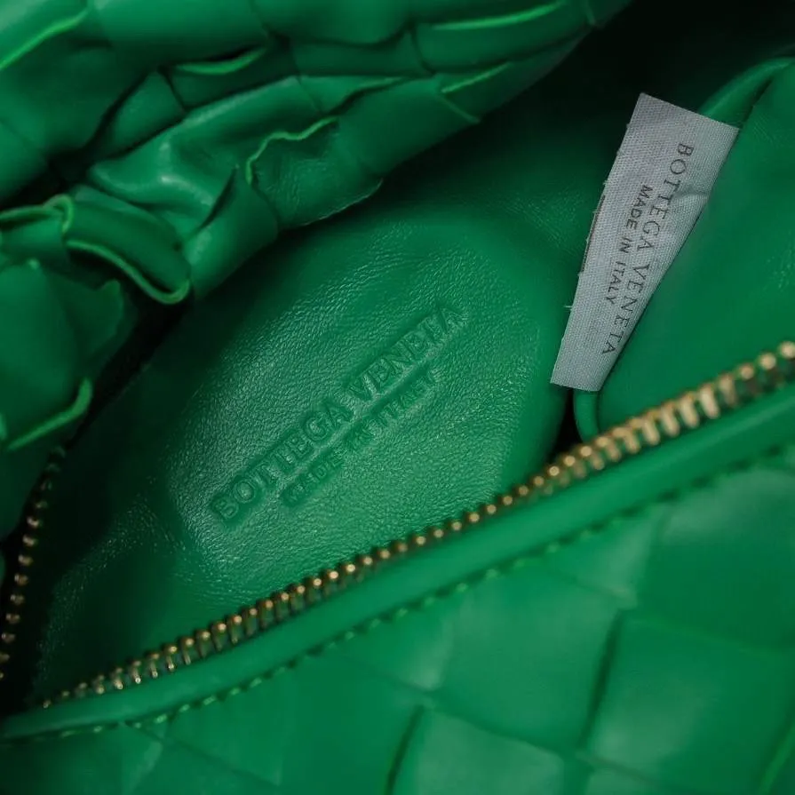 Batch 1120 BV Bottega Veneta's new early spring women's MINI JODIE handbag BV bag 🔥The new method is based on the original rounded corners, knotted with classic woven leather round hobo bag, The most iconic triangular pull-out design, using sheepskin draped soft shape, is super suitable for concave shapes~ Jodie feels really gentle to people, and is definitely the best item for daily matching. It has the same weave, new elements and twists, is compact and versatile, and is the new favorite of street style Internet celebrities! Dimensions: 23x28x8 Model: 6699-1